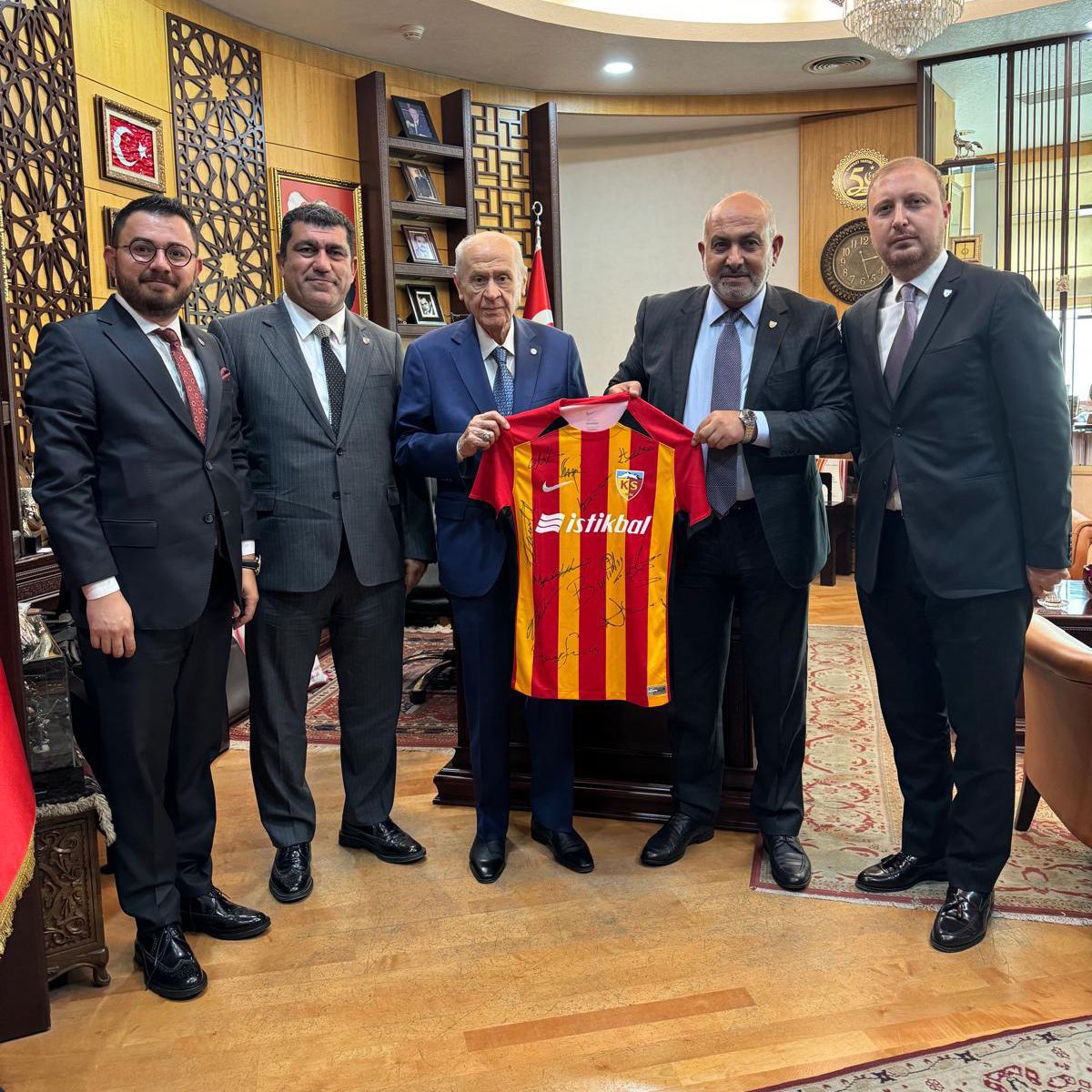 Kayserispor Başkanı Ali Çamlı ve yönetim kurulu üyelerinden MHP lideri Devlet Bahçeli’ye ziyaret